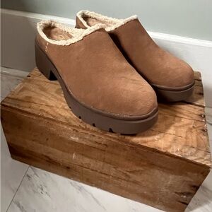 Skechers Tan Fleece-Lined Clogs